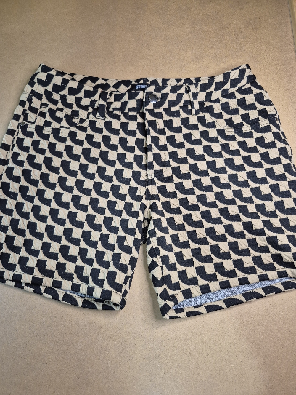 Men's Flat Front Patterned Shorts in Black and Tan